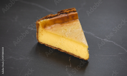 Tableau sur toile Une part de flan pâtissier à la vanille.