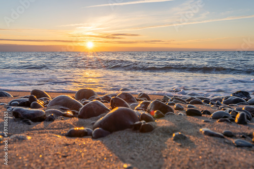 Fototapeta Naklejka Na Ścianę i Meble -  traumhafter, oranger, Sonnenuntergang zwischen Felsen im Meer der Ostsee bei Dranske auf Rügen	
