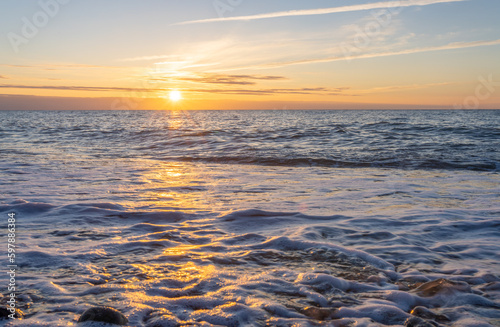 Sonnenaufgang am Ostsee Sand Strand auf R  gen bei Lobbe