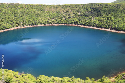 青色の美しい大浪池の風景