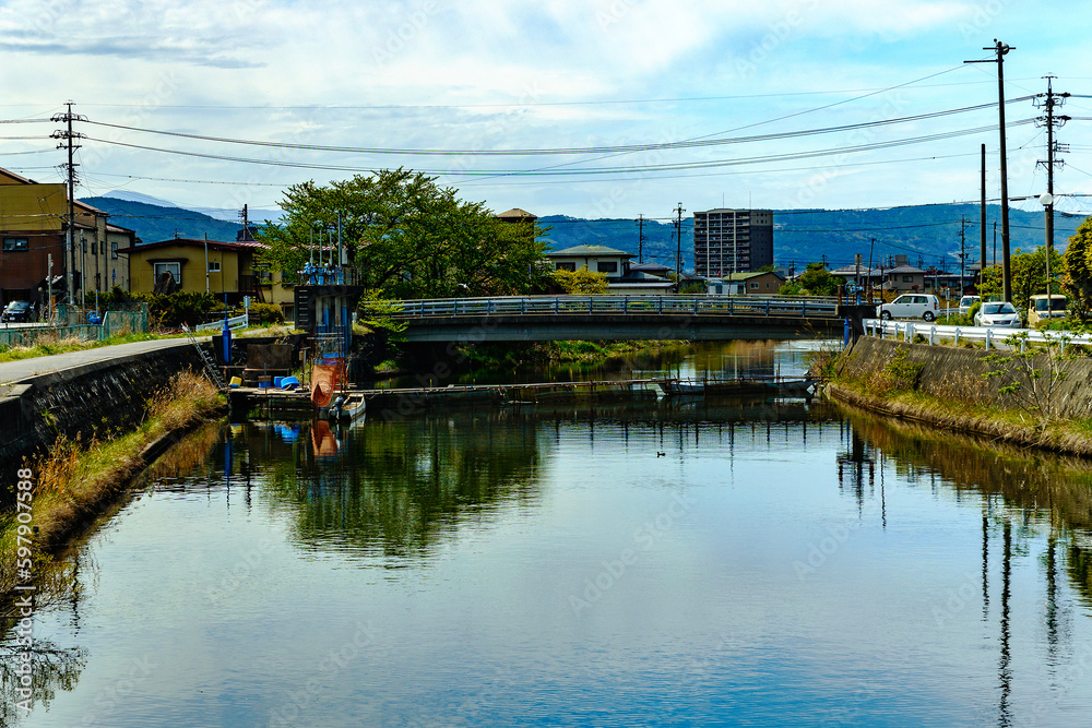 水路に架かる橋とボートのある景色
