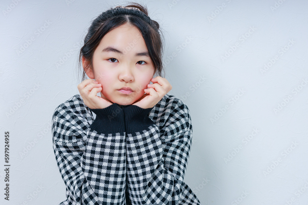 両手に顎を乗せた無表情の女の子 両手に顎を乗せた無表情の女の子