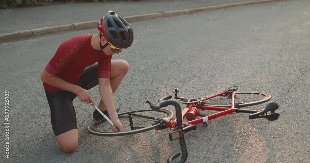 Vidéo Stock sportsman in helmet Pumping Air in Bicycle Tires, Athlete