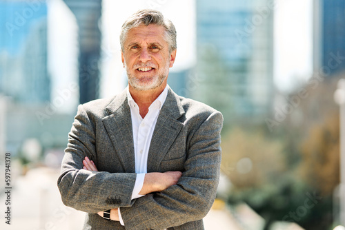 Foto Businessman with grey hair and formal wear smiling at camera