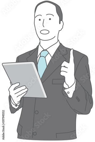 タブレット端末を持って説明する、スーツを着た男性