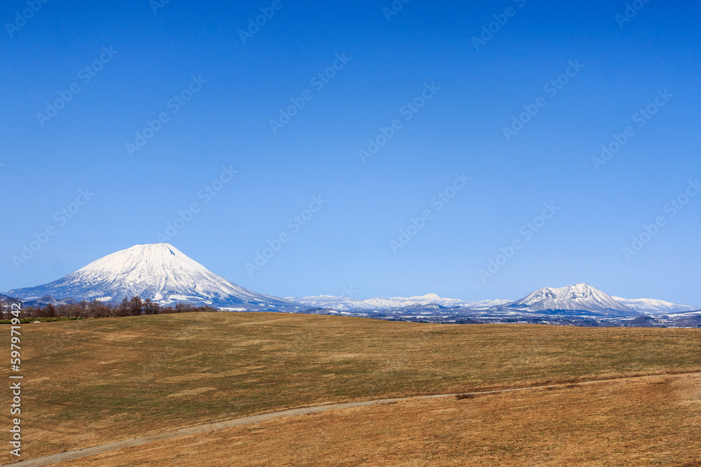 北海道洞爺湖町、丘の上から眺めた初春の羊蹄山と尻別岳【4月】