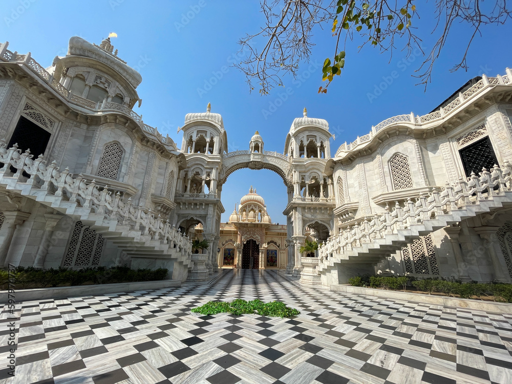 Obraz premium Sri Krishna Balaram Mandir also known as ISKCON, is a Hindu temple located in the holy city of Vrindavan, Uttar Pradesh, India