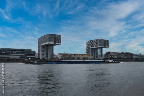 Panorama von K  ln mit Kranh  user und Frachtschiff