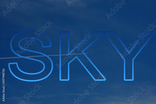 飛行機雲の澄んだ青空に浮かぶSKY