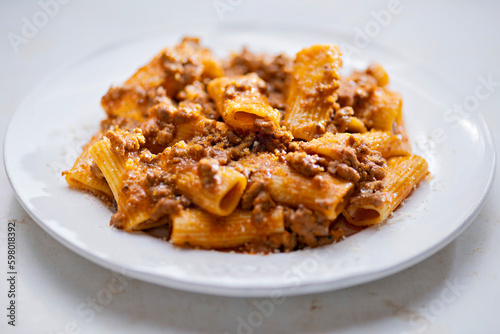 Obraz na płótnie rigatoni bolognese pasta comfort food w salonie