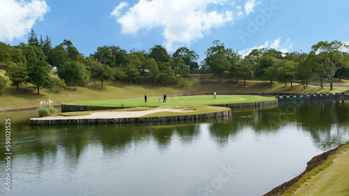 ゴルフコースに水（池など）が絡むと景色は抜群、でもプレーヤーには恐怖感が・・・ © Bogey Yamamoto