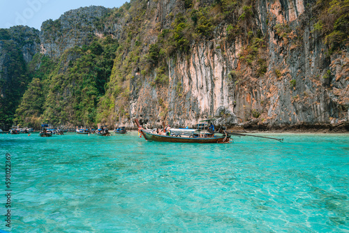travel by longtail boat in Phi Phi islands © artrachen