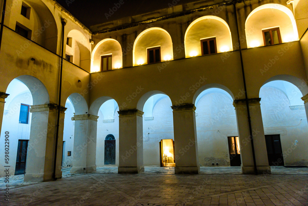centro storico di Nardò di sera, Puglia, Italia