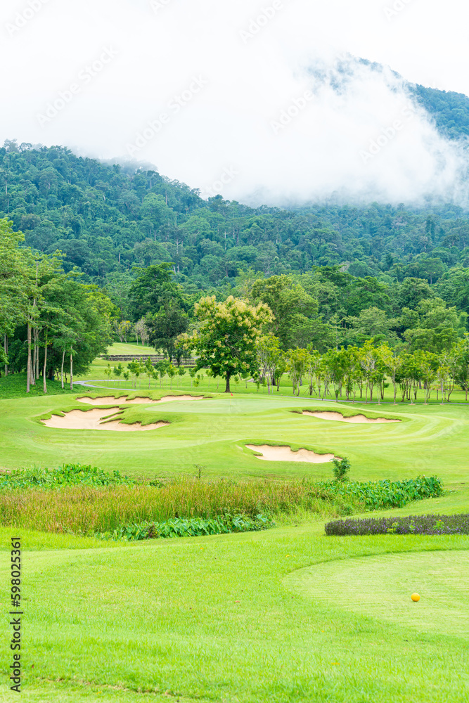 Fototapeta premium Green with Sand bunkers on Golf course