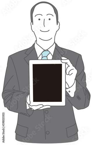 タブレット端末の画面を見せているスーツを着た男性