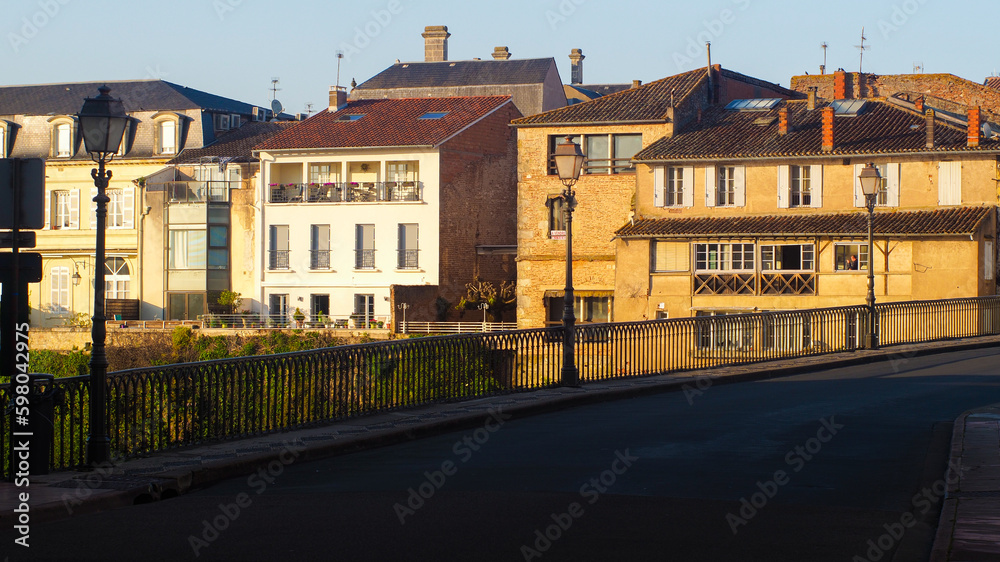 Centre-ville historique de Villeneuve-sur-Lot, pendant le coucher du soleil