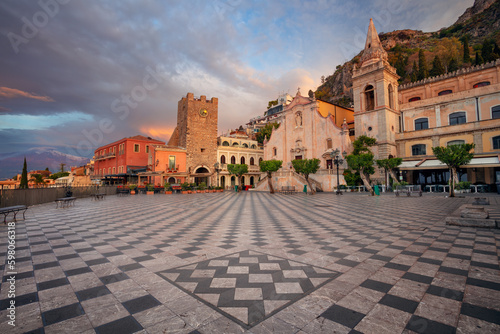 Obraz na płótnie Taormina, Sicily, Italy. Cityscape image of picturesque town of Taormina, Sicily with main square Piazza IX Aprile and San Giuseppe church at sunrise. w salonie