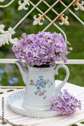 Blumenstrauß mit Wiesen-Schaumkraut in vintage Kaffee-Kanne