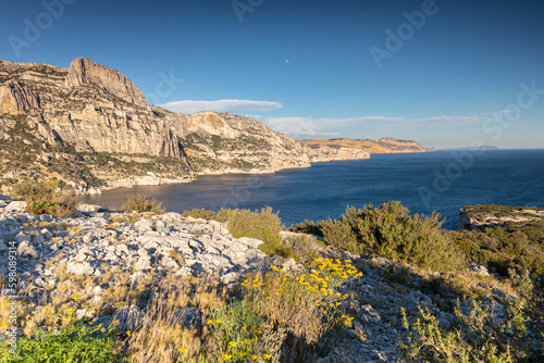 Saisons du printemps sur les calanques de Marseille en France