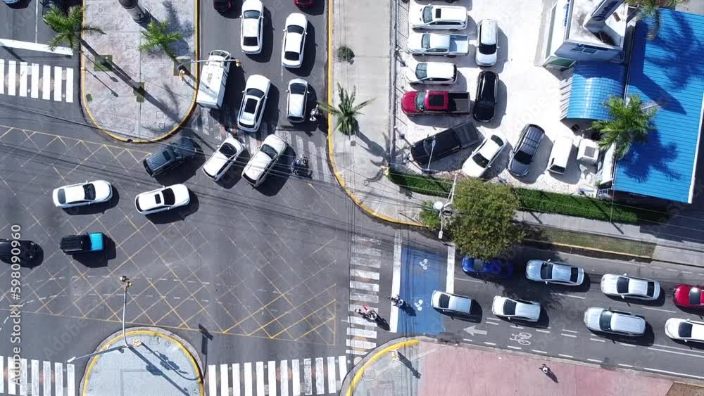 Santo domingo, república dominicana - 2023 - Vista desde un drone sobrevolando la cuidad de Santo Domingo en hora pico.