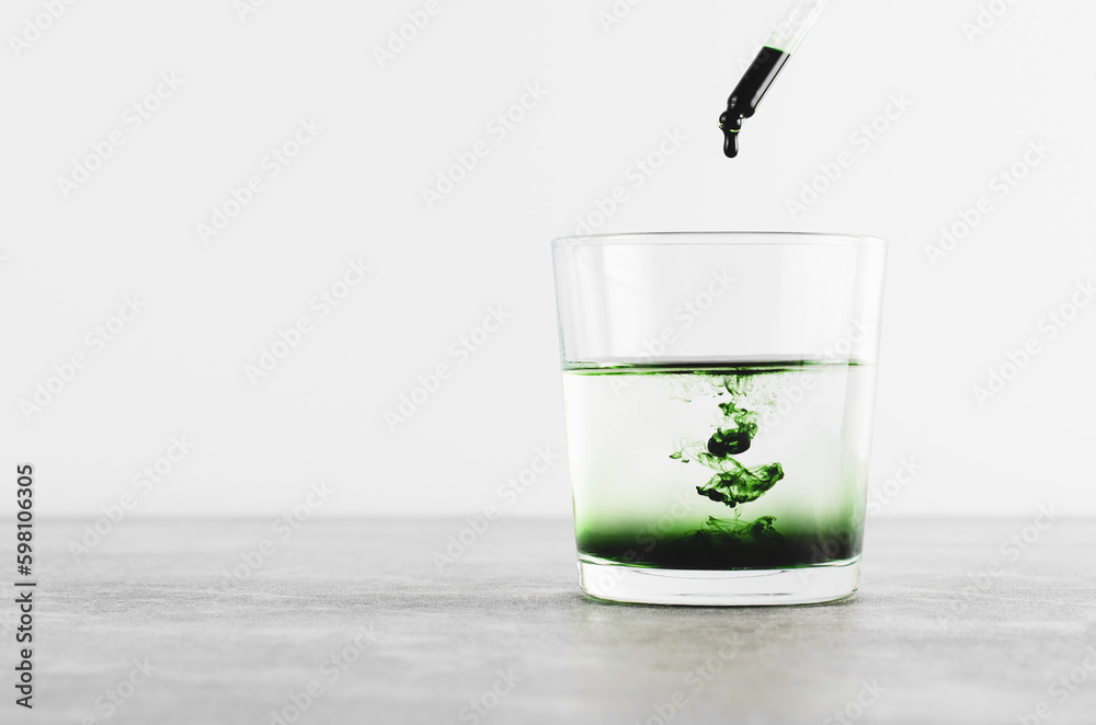 Liquid Chlorophyll in a Glass of Water, Superfood, Healthy Eating, Detox Concept - obrazy, fototapety, plakaty 