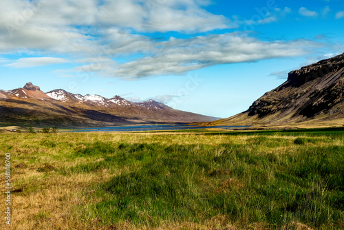 Cudowna Islandia w czerwcu masyw wulkaniczny