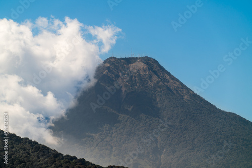 Bergspitze vom Vulkan Agua in Guatemala mit den Funkanlagen