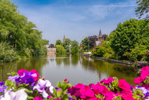 Belgien, Brügge, ein Sommertag in der Stadt mit Kanälen und schönen flämischen Häusern