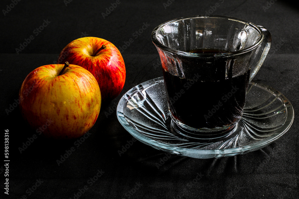 maçã com uma xicara de café maçã com uma xicara de café