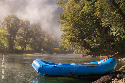 Photos Preparando la balsa de rafting a la mañana para su navegación en un entorno de naturaleza pura