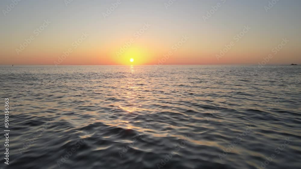 Avanzando por el mar hacia el sol del atardecer