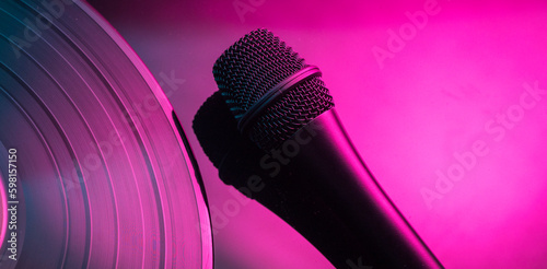 Foto colored music background banner with microphone and vinyl record silhouettes