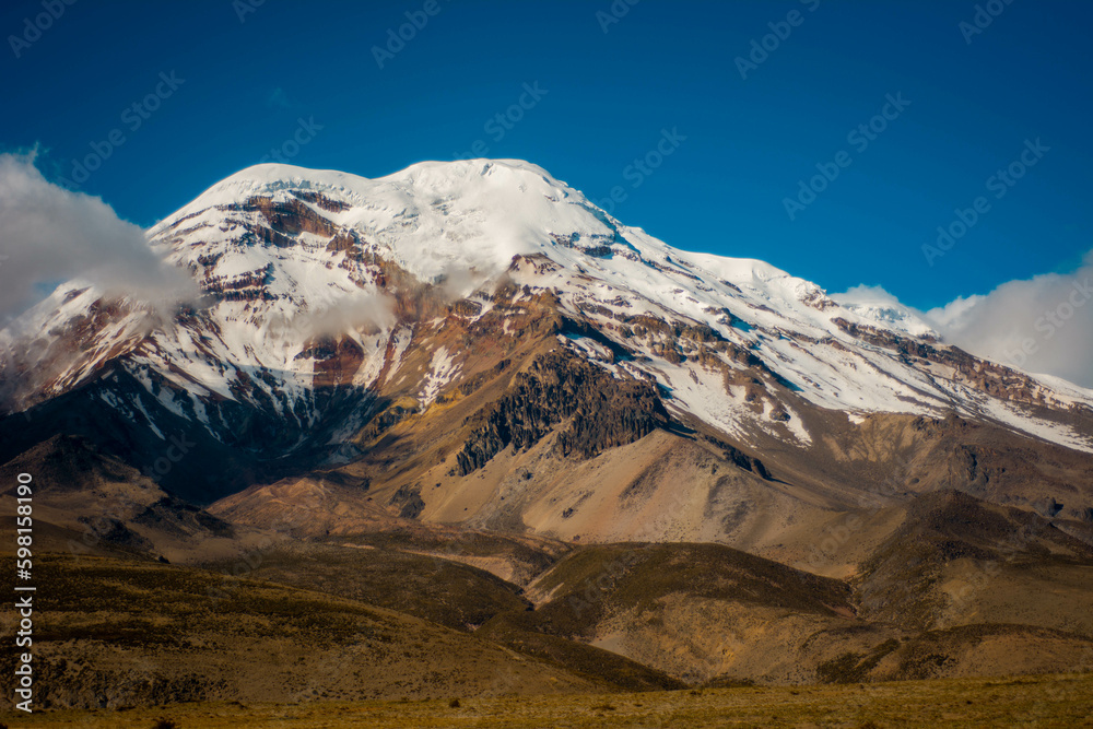 Obraz premium El majestuoso volcan chimborazo, en todo su esplendor. 