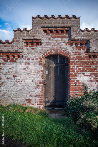 Eine Mauer mit Tür in Schweden Torekov Hamn photo