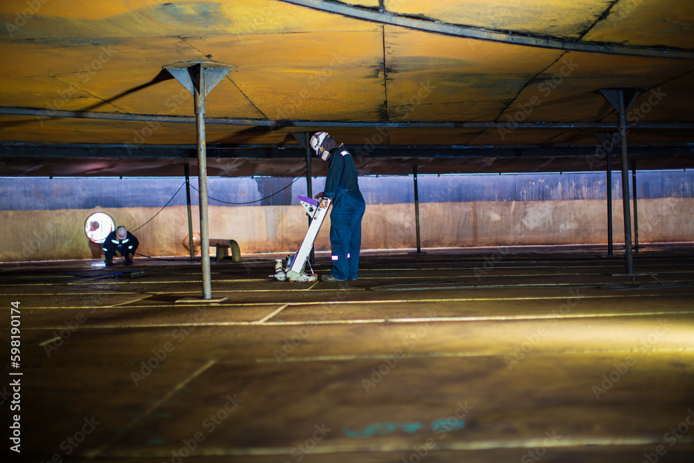 Fototapeta premium Male worker inspection floorscan tank