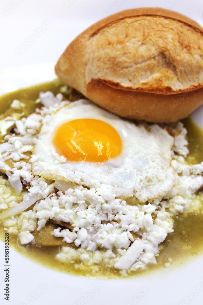chilaquiles verdes con huevo estrellado. Comida mexicana. Desayuno