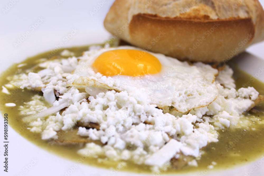 chilaquiles verdes con huevo estrellado. Comida mexicana. Desayuno