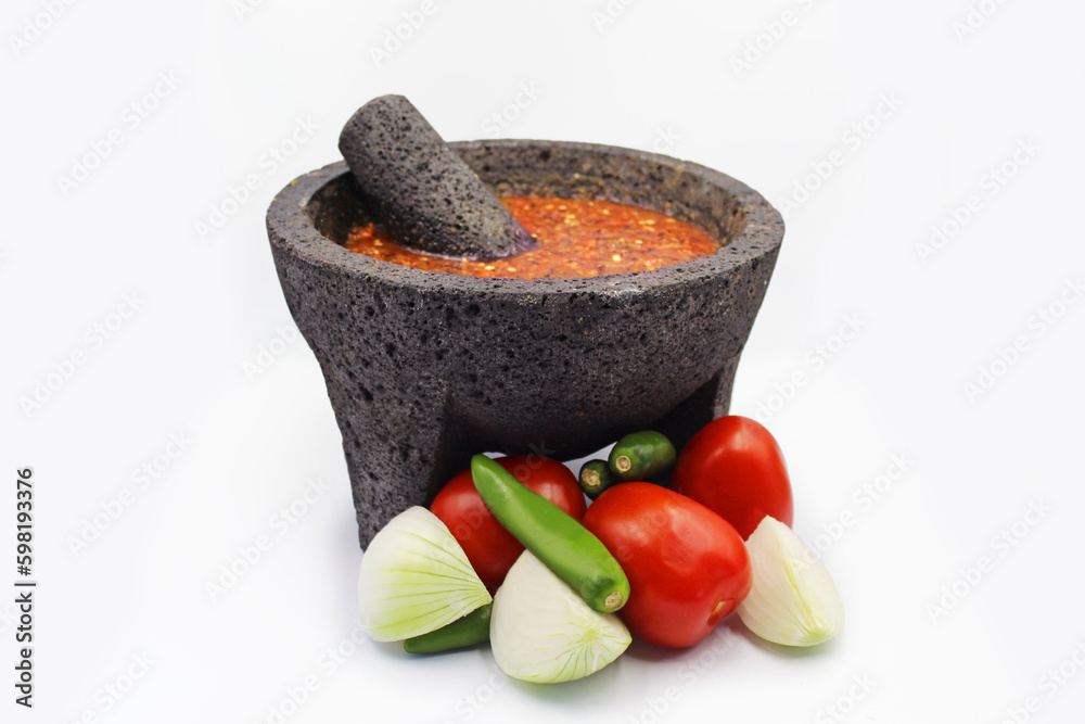 Comida mexicana. salsa roja en molcajete, molcajete mexicano