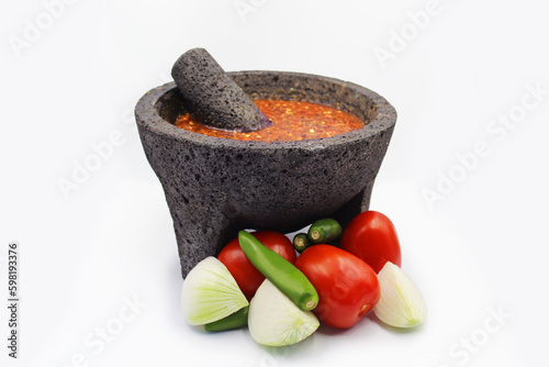 Comida mexicana. salsa roja en molcajete, molcajete mexicano prehispanico, jitomate, cebolla, chile verde