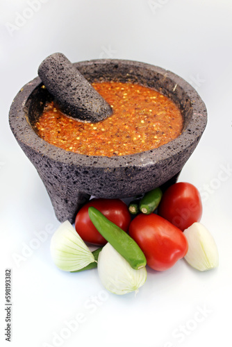 Comida mexicana. salsa roja en molcajete, molcajete mexicano prehispanico, jitomate, cebolla, chile verde