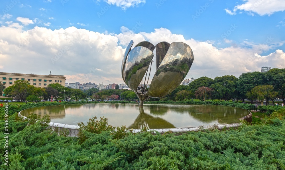 Floralis Generica, Sculpture made of Steel and Aluminium above a