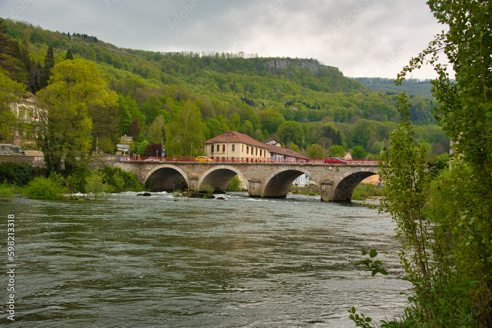 Fototapeta premium Blick auf Pont-de-Roide im Doubs in Frankreich