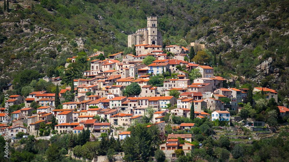Village d'Eus, un des plus beaux villages de France beaux villages de France et son église de Saint-Vincent-d'En-Haut