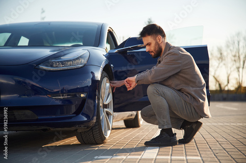 Φωτογραφία Sitting and checking the wheel
