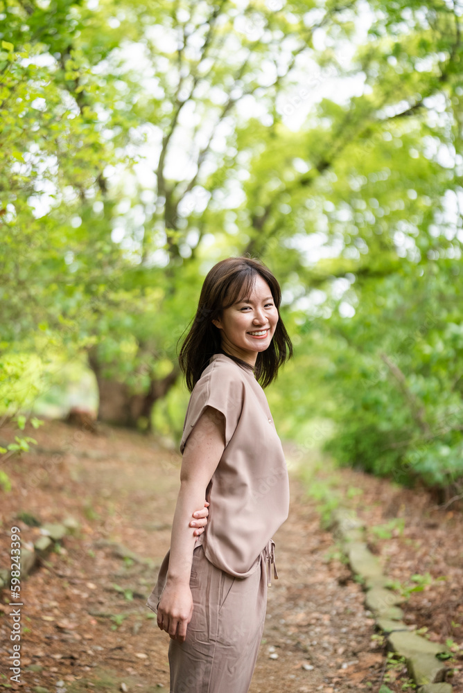 森林公園で散歩する女性 森林公園で散歩する女性