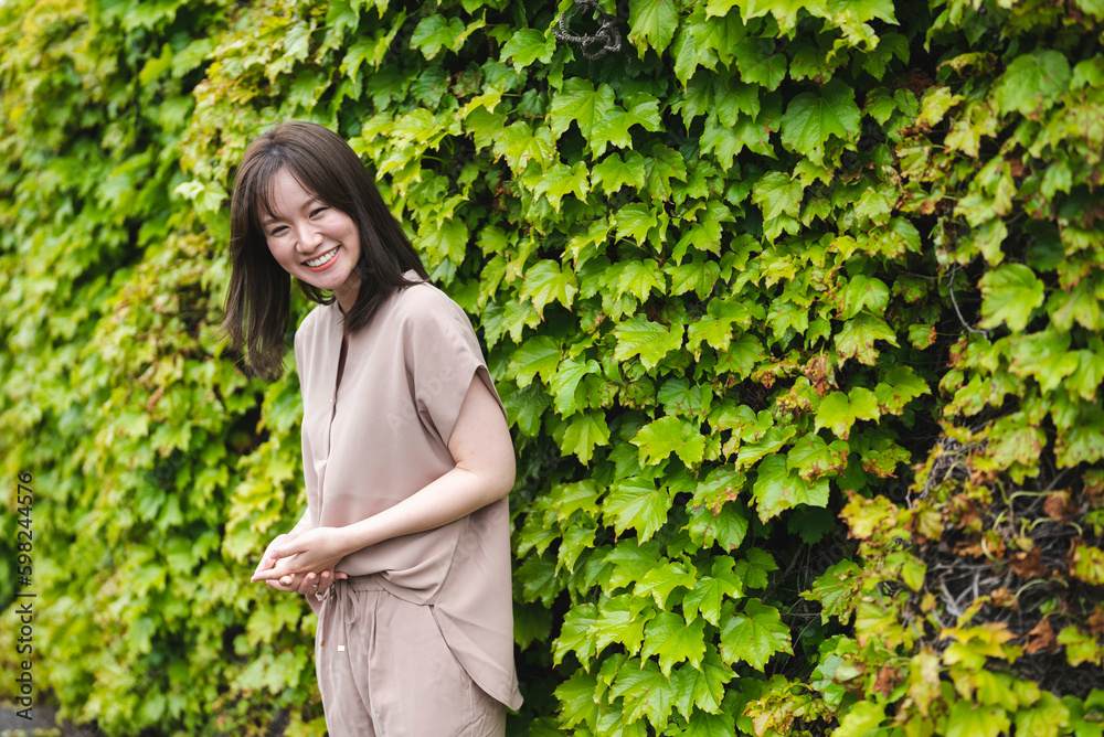 森林公園で散歩する女性