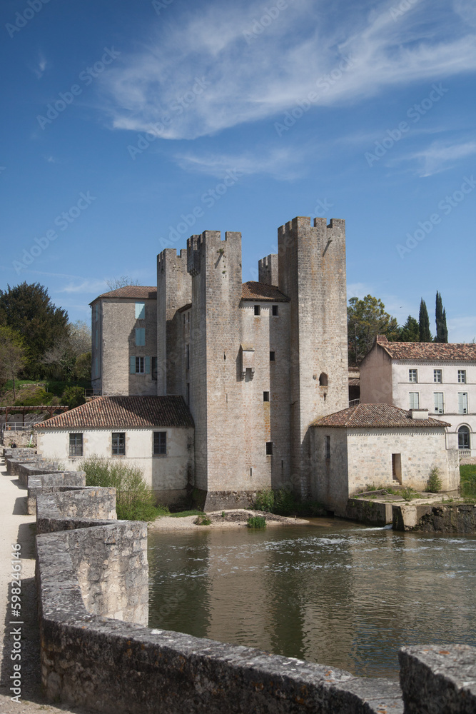 Au bord de la rivière Gélise se dressent les quatre tours du moulin fortifié de Barbaste