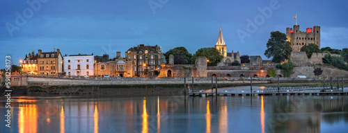 Obraz na płótnie Panoramic view across river to historical Rochester at dusk. w salonie
