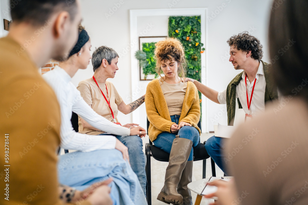 Obraz premium Support Group with Therapists and Woman in Focus solving problem