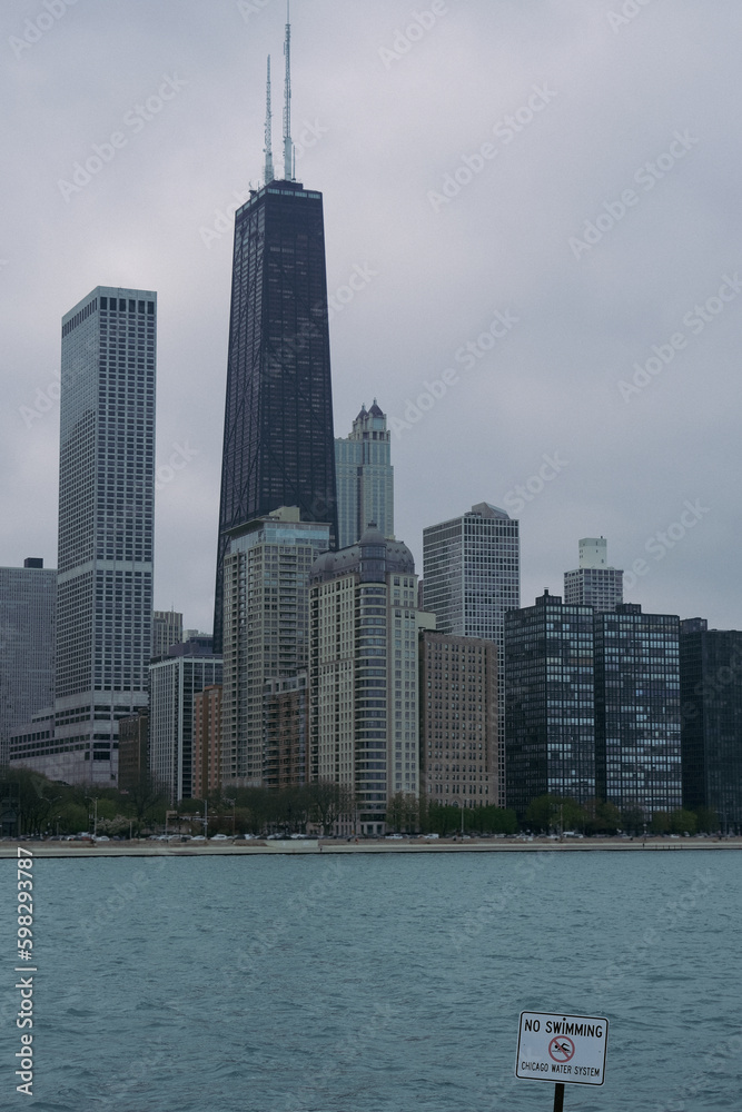 Obraz premium Skyline of Chicago, Illinois Windy City with skyscrapers and highrises in financial center downtown with Lake Michigan on dramatic clouds on stormy day